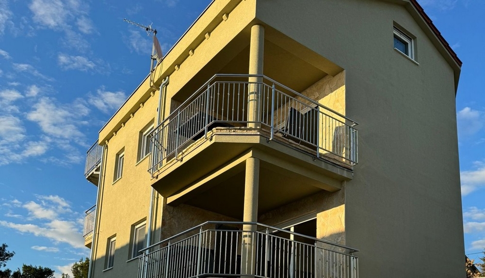 Maison bien entretenue avec quatre appartements en Croatie.