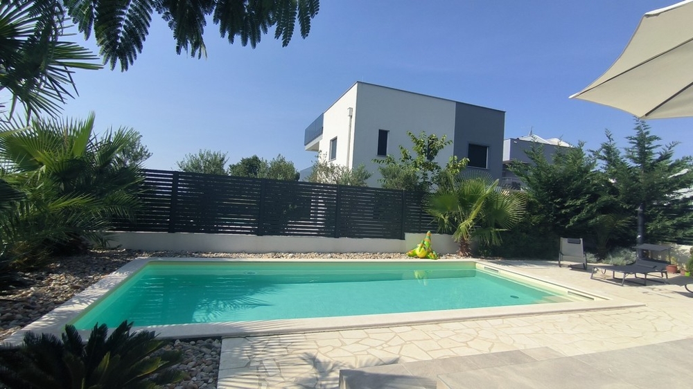 Piscine et solarium du bien H3447 en Croatie.