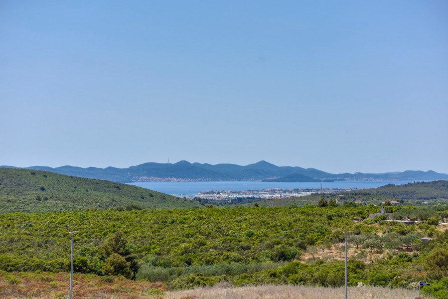 Vaste vue sur le maquis, la mer et la chaîne d'îles