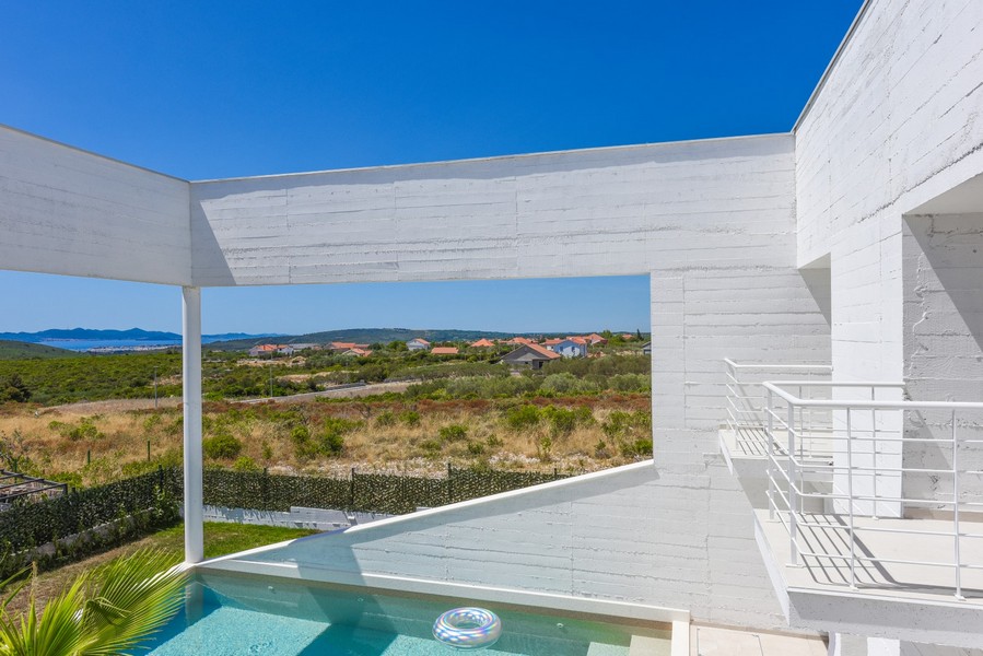 Espace piscine moderne avec vue panoramique sur la mer et le paysage en Croatie.