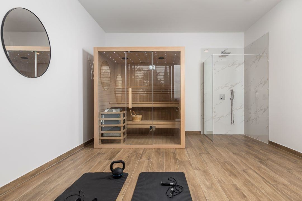 Sauna et espace fitness ainsi qu'une douche.