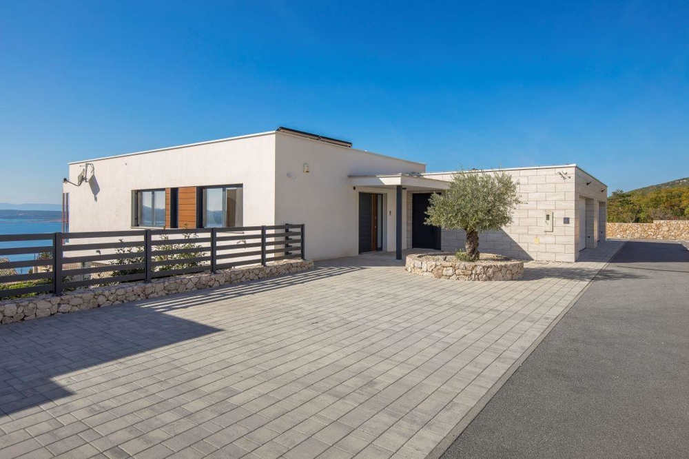 Place de stationnement de la villa H3450 à Crikvenica, Golfe du Kvarner en Croatie.