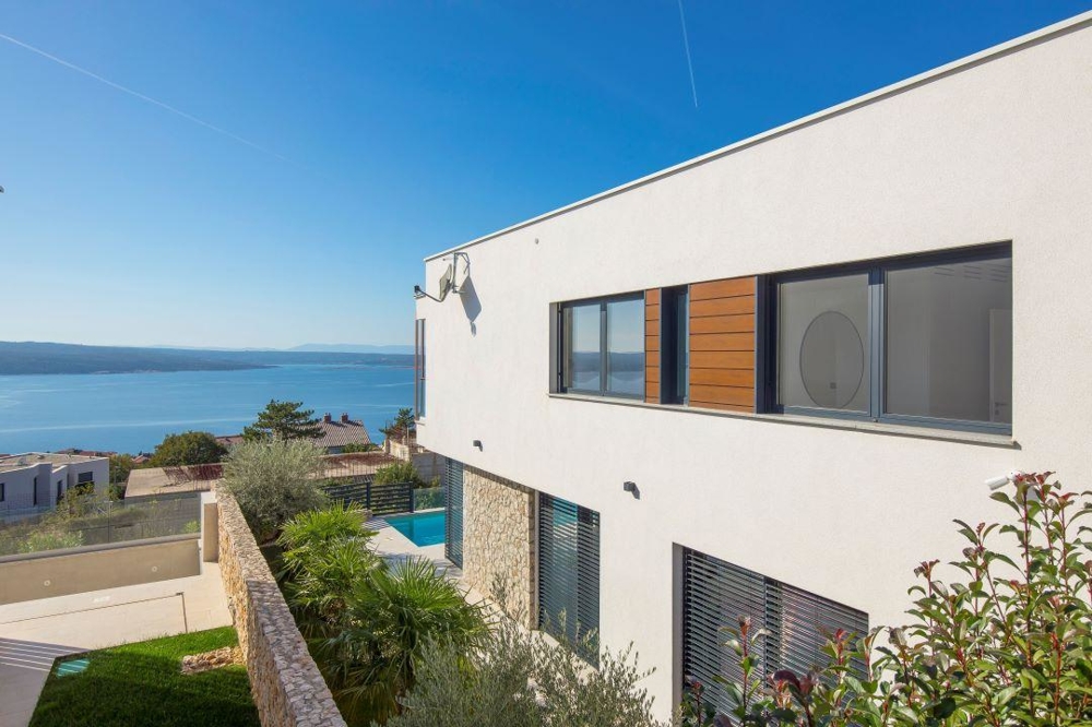 Vue latérale sur la villa et la mer.