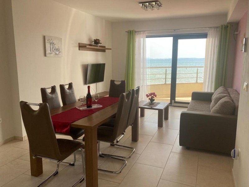 Appartement à l'étage avec vue mer.