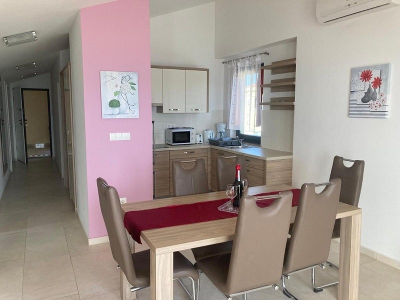 Coin repas et cuisine dans les combles.