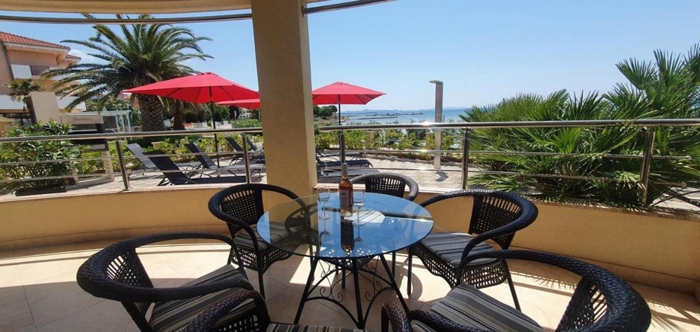 Terrasse au rez-de-chaussée.
