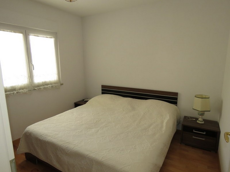Chambre avec lit double et tables de chevet.