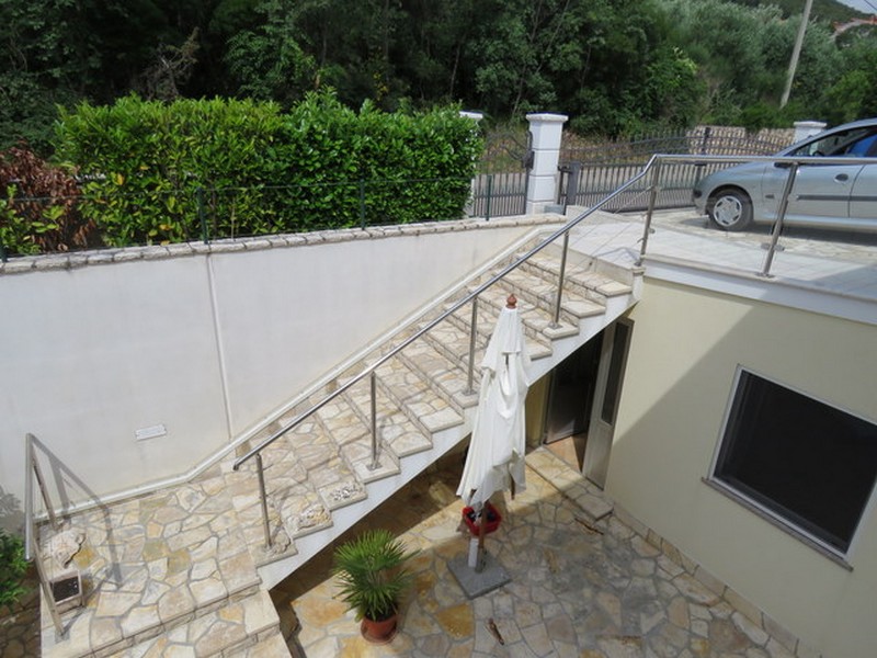 Escalier vers la terrasse à l'aménagement méditerranéen.