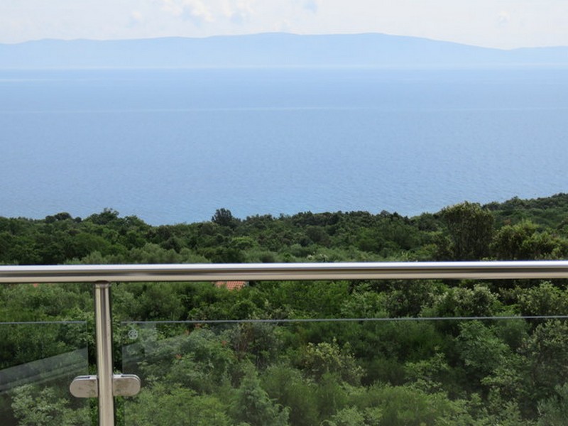 Vue panoramique sur la mer et le paysage méditerranéen.