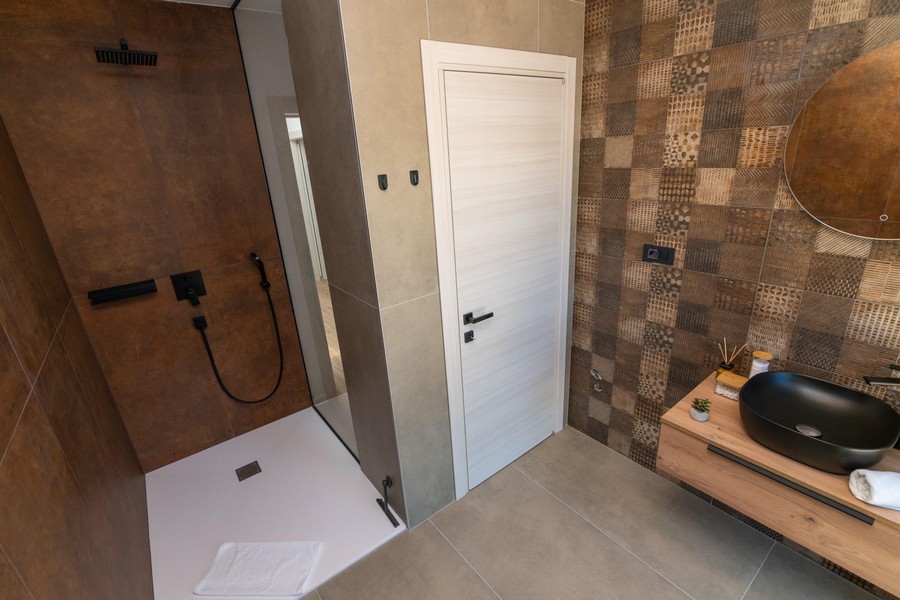 Salle de bains moderne avec douche ouverte et carrelage élégant