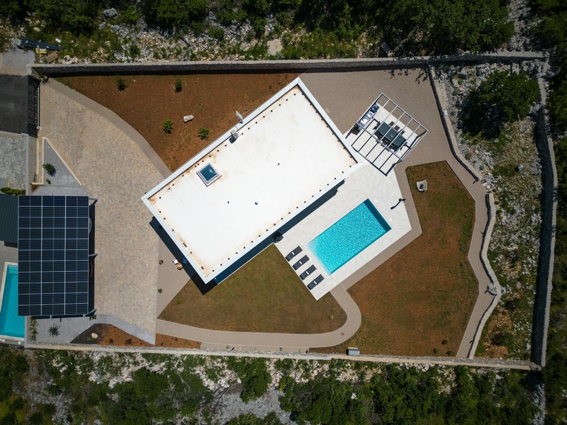 Vue de dessus du terrain avec villa, piscine et jardin