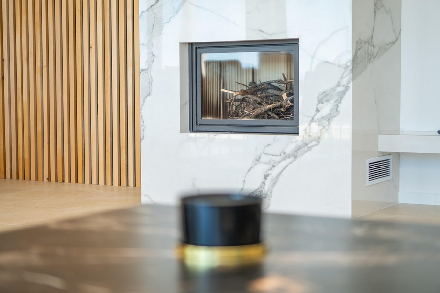 Cheminée avec décoration moderne en marbre dans le salon