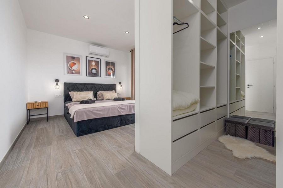 Grande chambre avec dressing intégré et intérieur moderne.