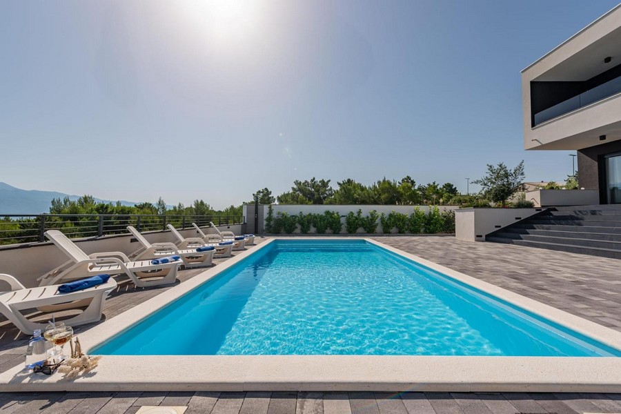 Piscine et solarium du bien H3468 près de Zadar en Croatie.