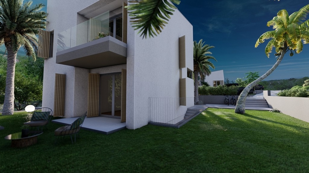 Côté jardin de la villa avec balcon et palmiers