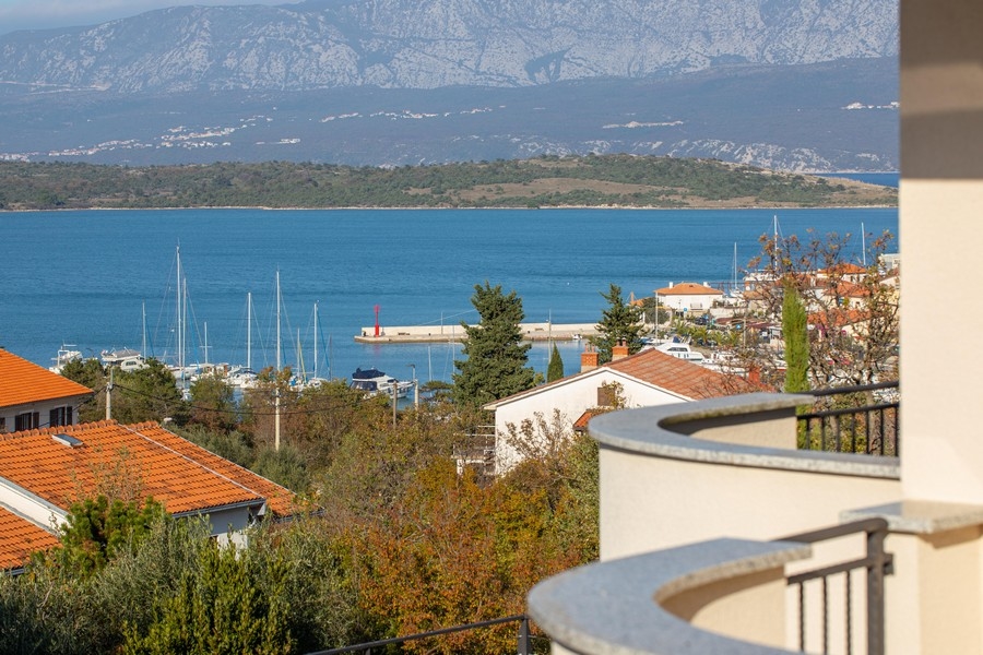 Vue mer depuis la terrasse de la maison en vente sur l'île de Krk.