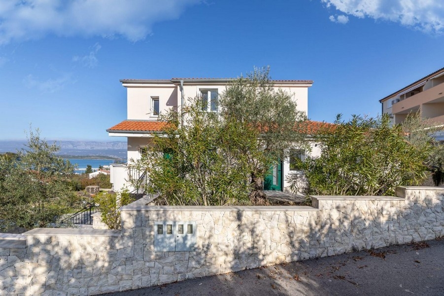 Façade de la maison avec jardin et vue mer