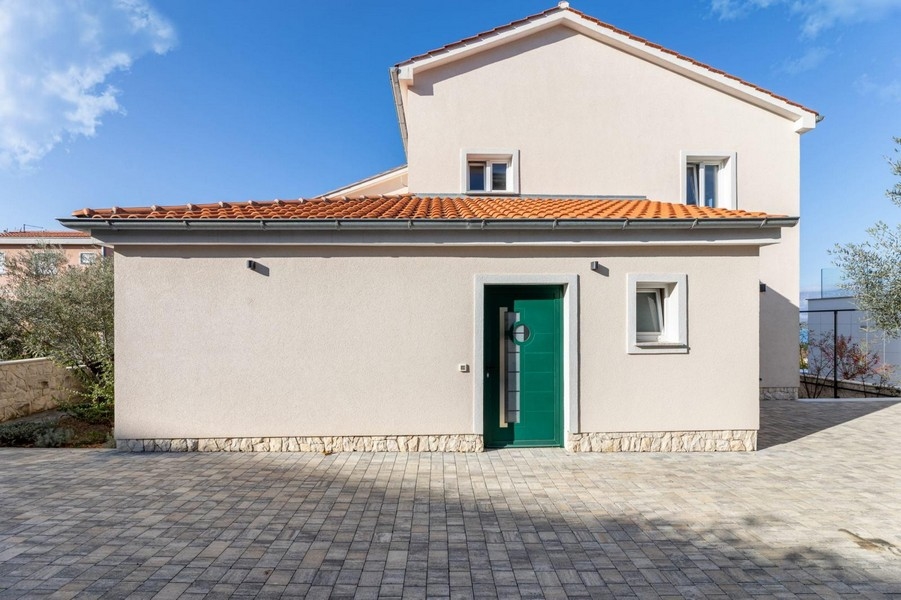 Entrée de la maison d'appartements avec portail vert
