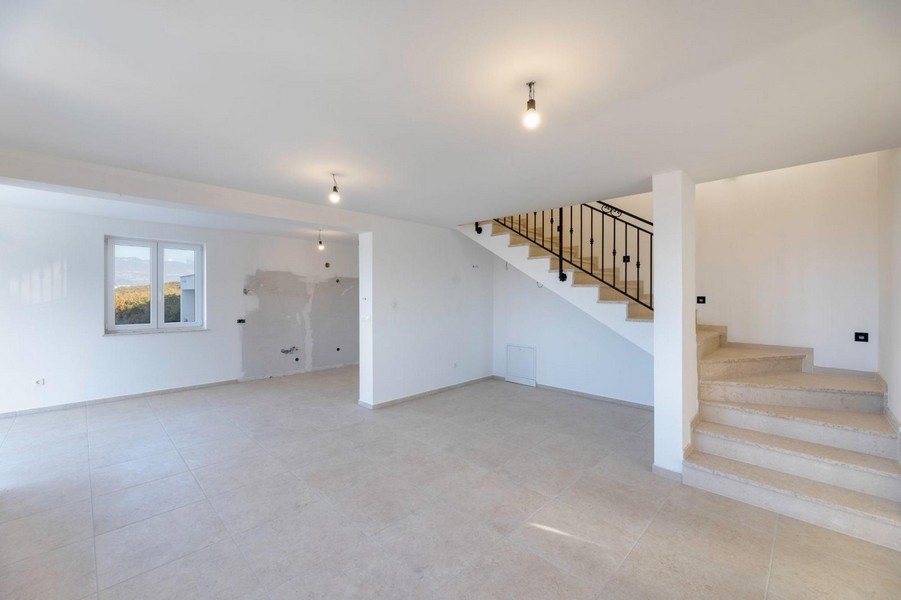 Séjour à l'intérieur de la maison avec escalier