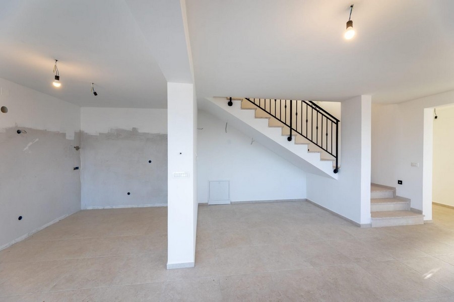 Séjour à plan ouvert avec escalier