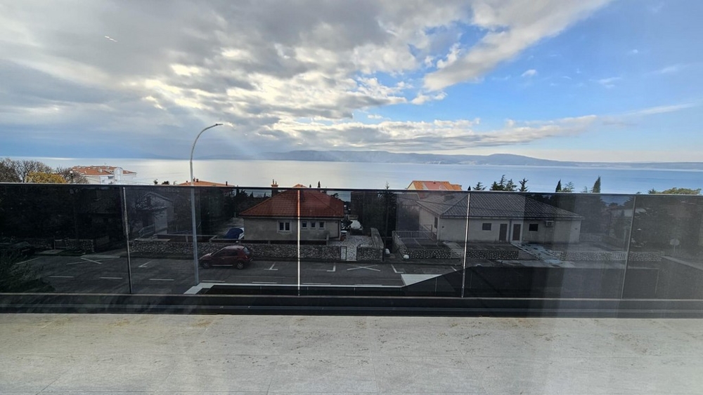 Vue panoramique sur la mer du bien de luxe H3484 à Novi Vinodolski, Croatie.