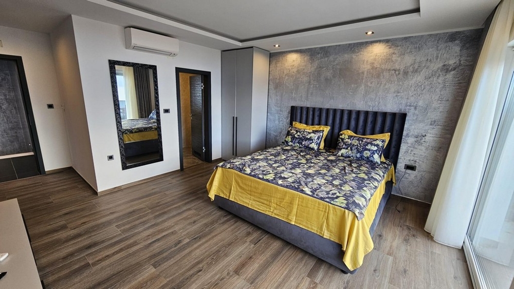 Chambre avec lit double et décoration murale discrète