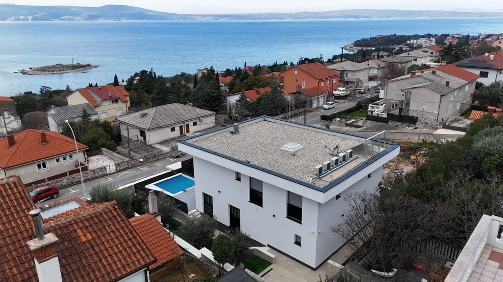 Vue extérieure de la maison avec vue mer et architecture moderne