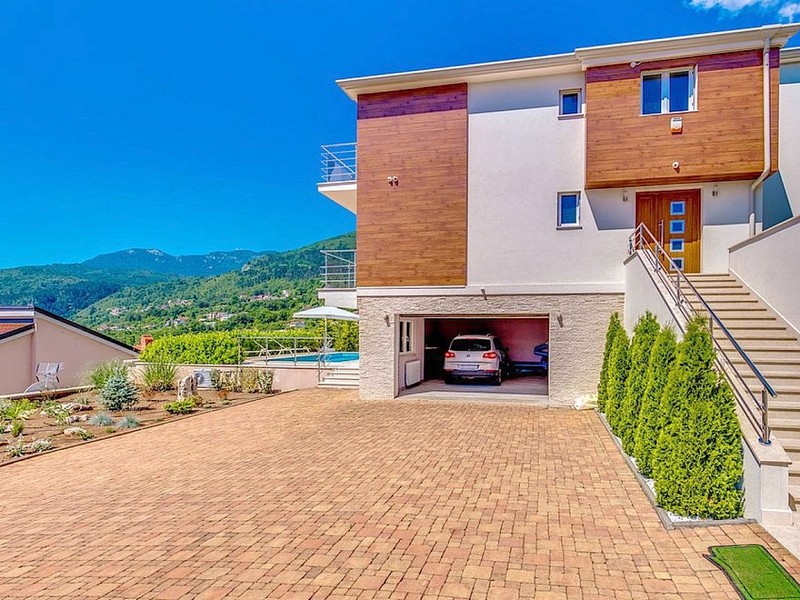 Vue extérieure de la villa avec jardin et vue panoramique