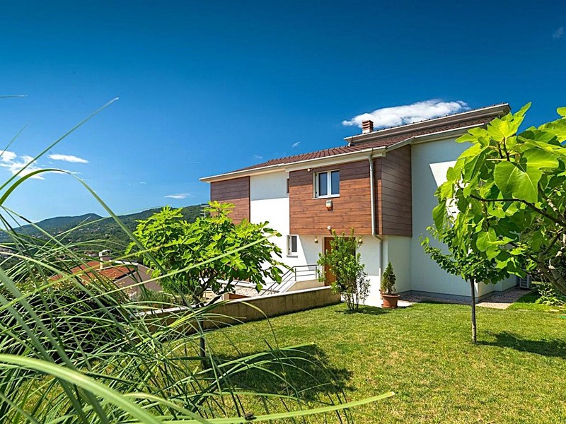 Espace extérieur verdoyant de la villa H3486, en vente en Croatie - Panorama Scouting.