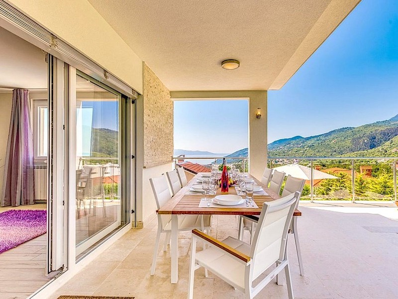 Terrasse spacieuse avec coin repas et vue mer