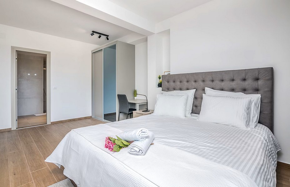Chambre lumineuse avec lit