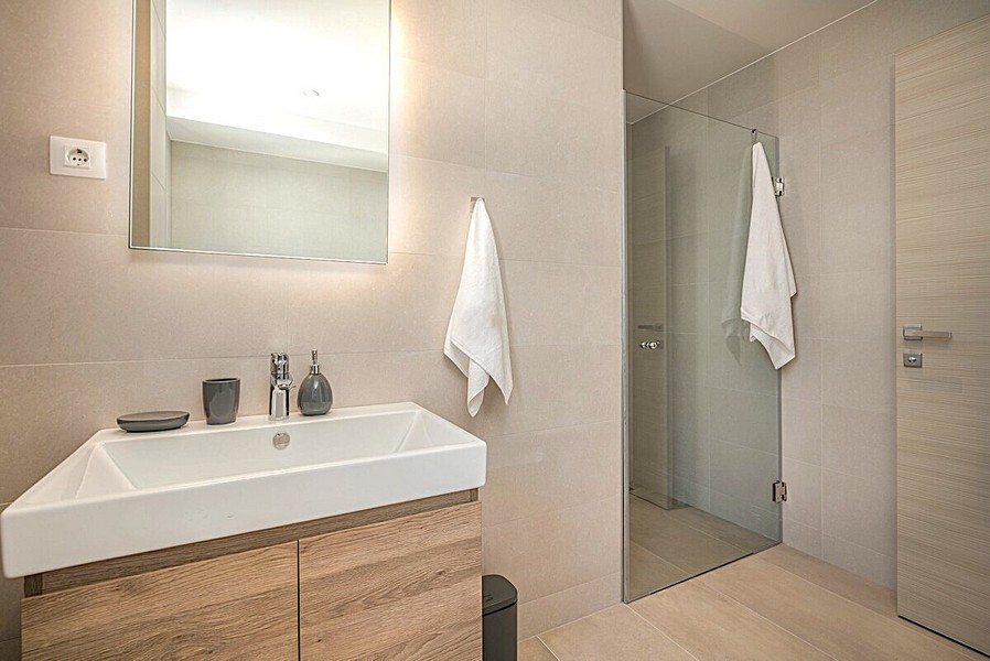 Salle de bains moderne avec douche