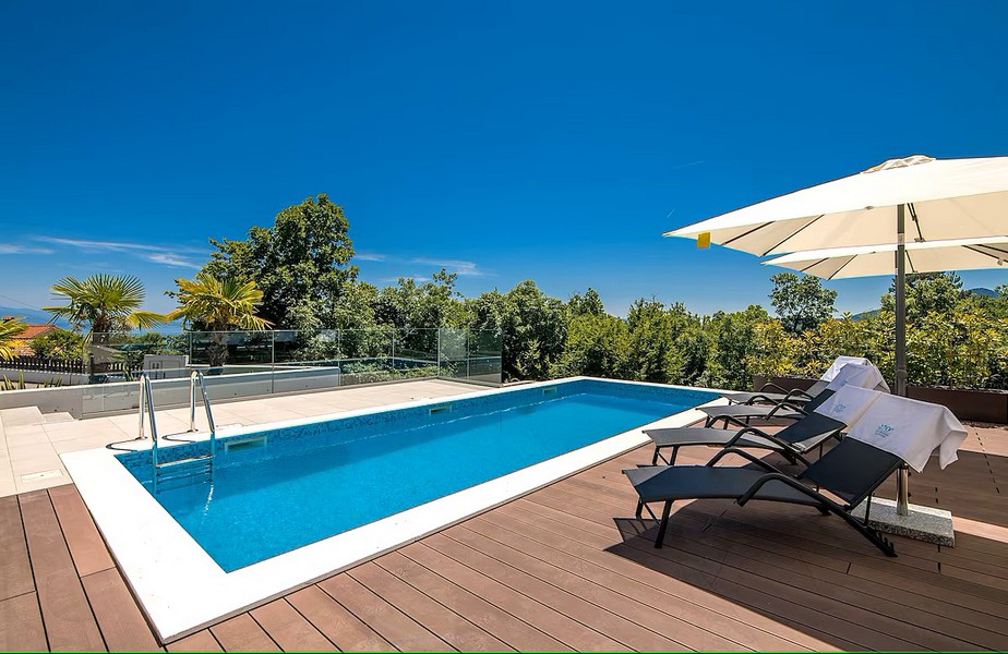 Piscine avec parasols