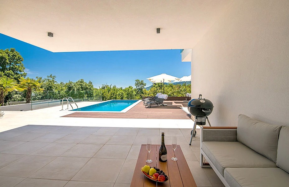 Terrasse avec vue sur la piscine