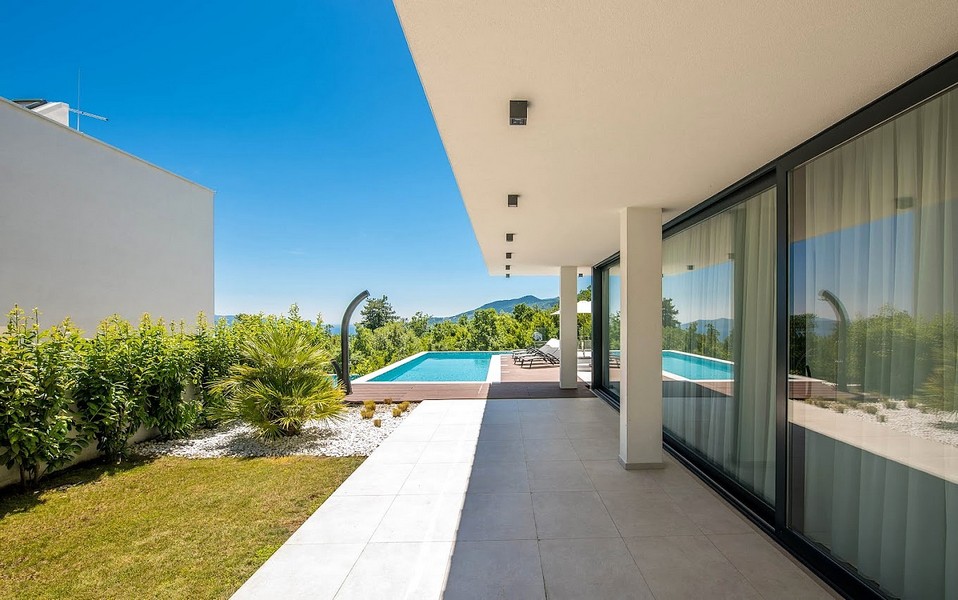 Espace extérieur moderne avec piscine