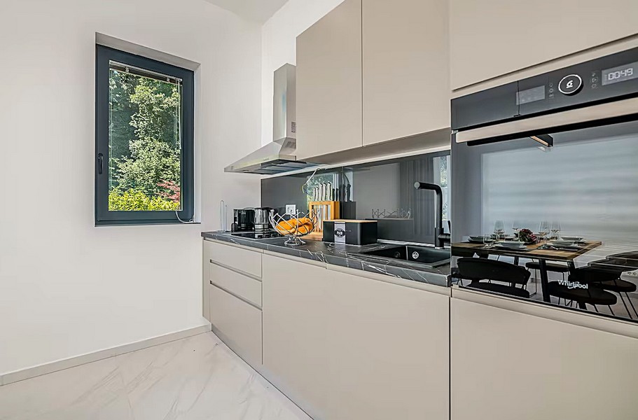 Cuisine moderne avec fenêtre