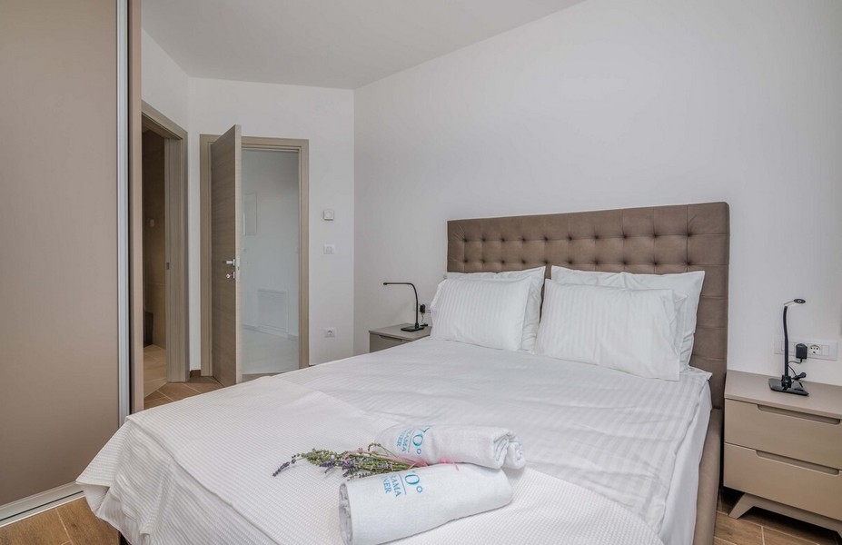 Chambre élégante avec lit double