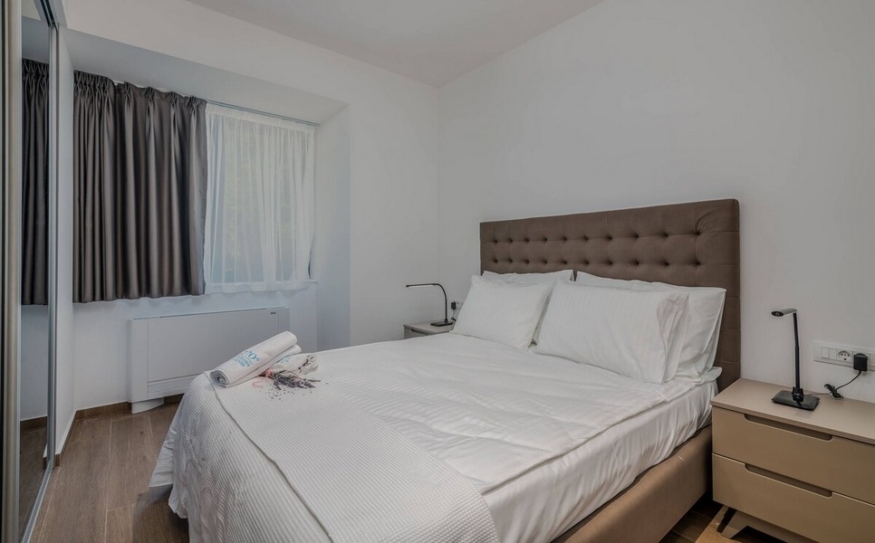 Chambre agréable avec fenêtre et rideaux occultants