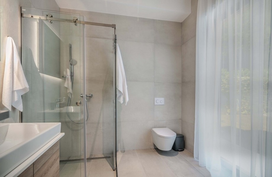 Salle de bains moderne avec douche en verre