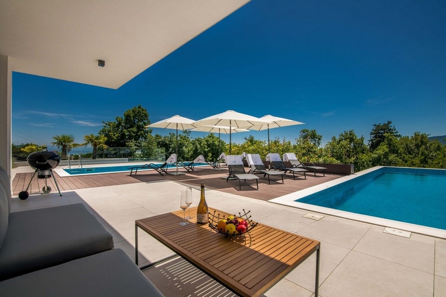 Terrasse avec piscine et vue mer