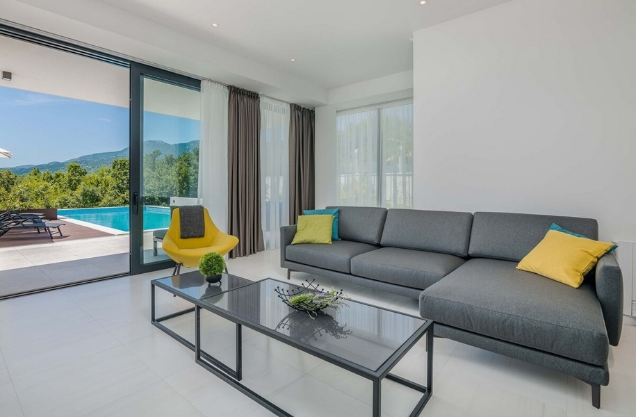 Salon avec vue sur la terrasse et la piscine