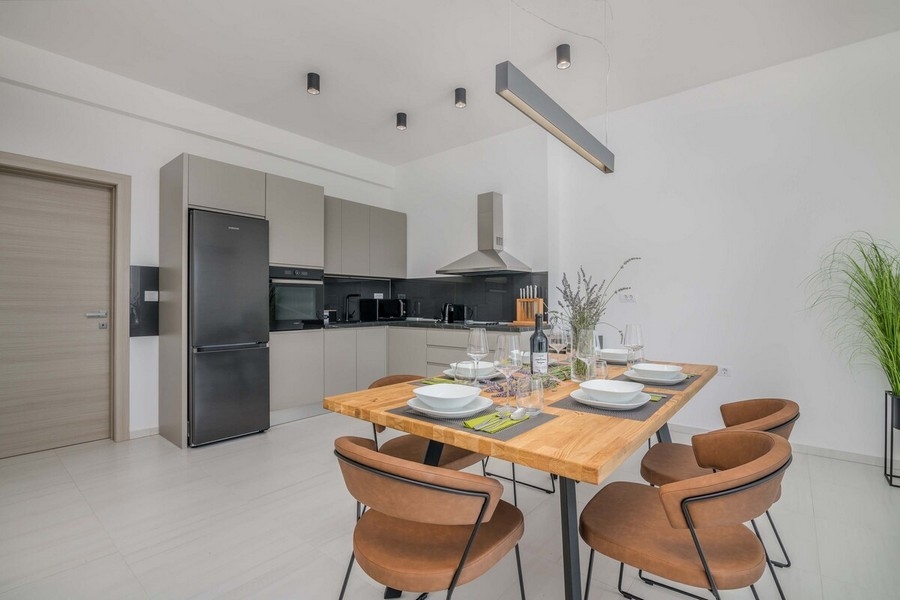 Coin repas avec table design et cuisine moderne