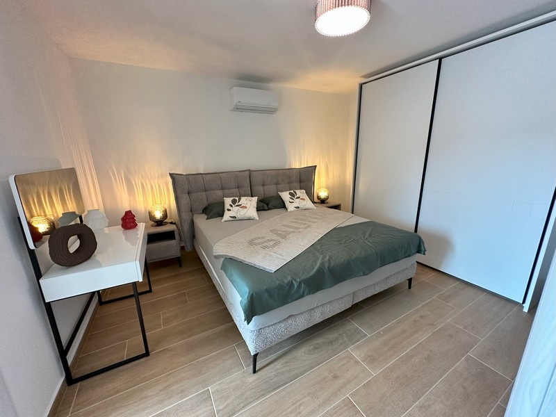 Chambre avec lit double et armoire