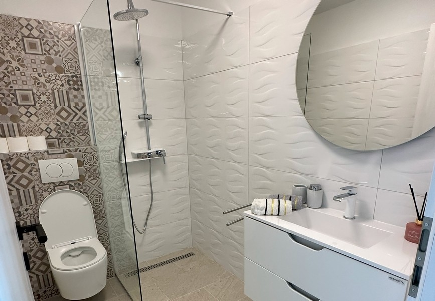 Salle de bains moderne avec douche et aménagement élégant