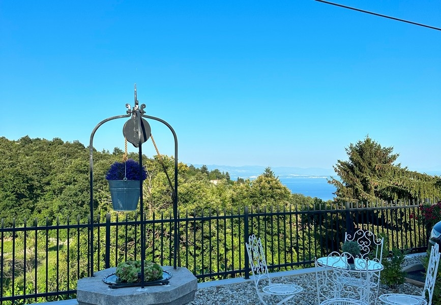 Vue sur la mer et les environs depuis la villa H3490 près d'Opatija, golfe du Kvarner.