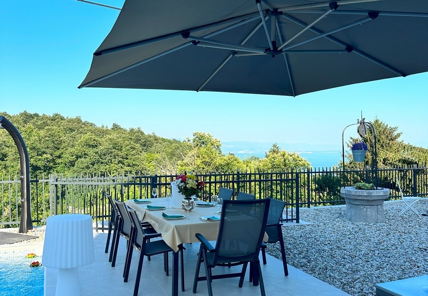 Coin repas avec vue mer et parasol