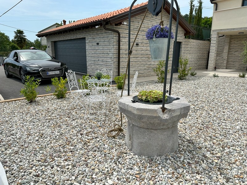 Fontaine décorative dans la cour avec places assises