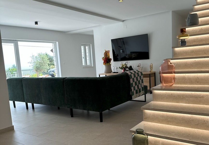 Salon ouvert avec vue sur l'extérieur