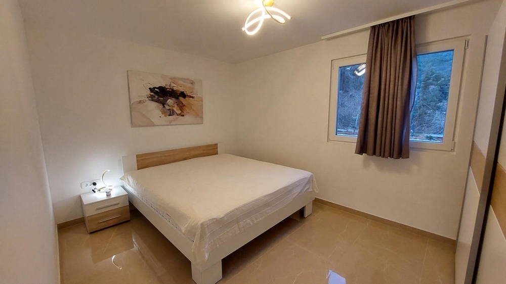Chambre avec lit double et aménagement neutre