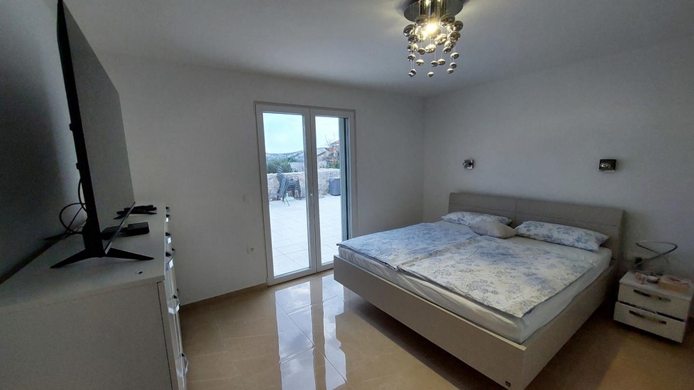 Chambre principale avec terrasse et vue mer, bien H3491